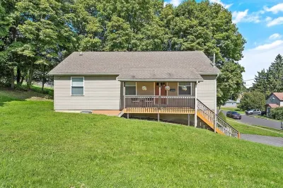 Open Concept /Spacious/ Private /Modern /Hardwoods