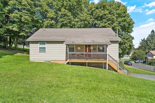 Open Concept /Spacious/ Private /Modern /Hardwoods Hotels in Oswego