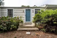 Entire House in Southampton Village, Pool, 2 Fireplaces, Walk Everywhere, Pets! Hôtels à proximité de : Cooper's Beach