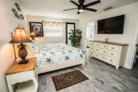 The Palm Tree  Waterfront -  Pool Home - Free Heated pool- Pool Table - kayaks