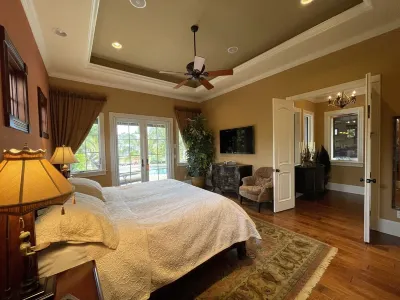 Waterfront Executive Home, walk to Beach
