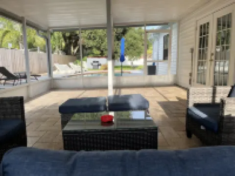 Vacation Home w/ HOT TUB, 2 MASTER BEDROOMS, HEATED POOL NEAR BEACHES! Hotels in Oldsmar