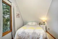 Beautiful Lake House -11 miles from Traverse City on Spider Lake - Pets welcome!