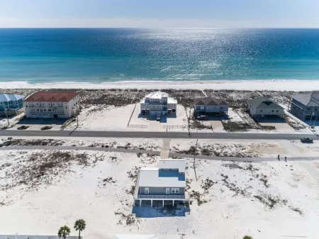 Navarre/Pensacola Beach Home 450ft to Ocean Water Отели рядом с достопримечательностью «Наварр Бич Си Тертл Консервейшен Сентер»