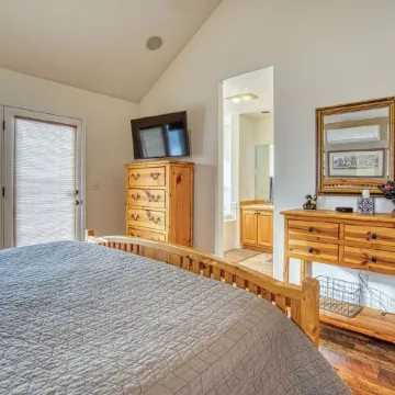SKI IN/OUT, HOT TUB. 4 Bed 4.5 bath, 3 Kings, sleeps 20! 45 min to Glacier.