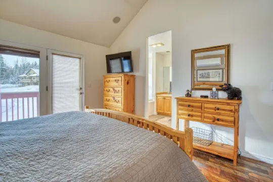 SKI IN/OUT, HOT TUB. 4 Bed 4.5 bath, 3 Kings, sleeps 20! 45 min to Glacier.