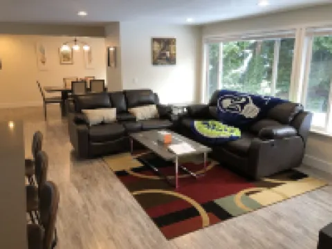 Modern & Remodeled 3bd/2ba duplex unit in Bothell - walk to UW Bothell, Downtown ボセルのホテル