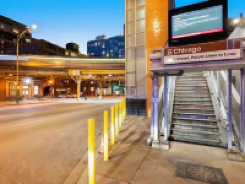 City Center, River North Condo HUGE 3BR, Patio, Parking(2x)