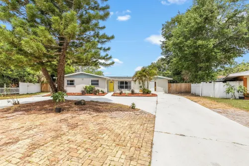 Calm Oasis Home, Pool, Walk to Restaurants