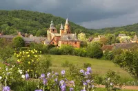 Charming 2 bedroom cottage surrounded by nature, pool and games room access