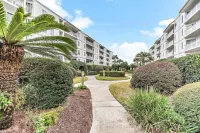 Balcony Ocean View, Pool & Pickleball! Steps to the Beach and Restaurants!