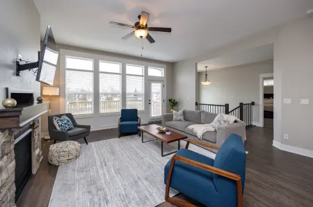 Spacious and clean 4-bedroom townhome in Urbandale with fitness room, WiFi