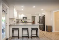 Modern Self check-inLarge Fenced Yard A/C Close to Everything Quiet Neighborhood