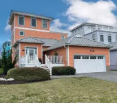 First Floor King Suite, Kids Bunk Room ~ Private Beach & Community Pool Access! - Wifi