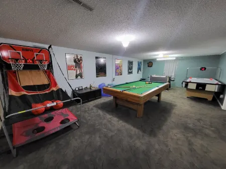 Spacious 4-bedroom house on 1 acre, fenced, GAME ROOM, and party tent rental! Отели в г. Шерберн