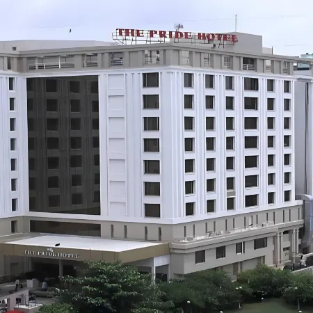 Pride Plaza Hotel, Ahmedabad Отели рядом с достопримечательностью «Торговый центр Alpha One»