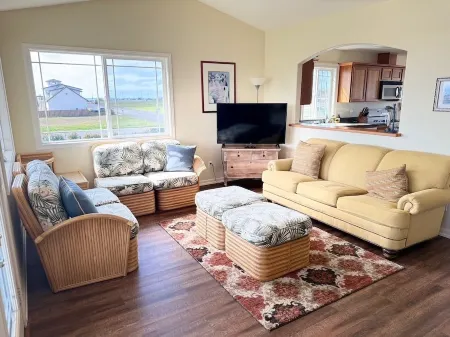 Emerald Isles-close to the beach