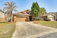 8 Mi to Beach: Home in Mary Esther فنادق في Okaloosa County