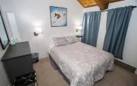 Easy walk to Canyon Lodge, private garage, EV charger. Great for families.