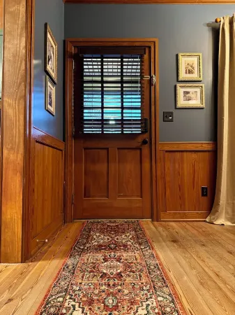 Charming 1-bedroom house in Metcalfe with modern amenities and a vintage vibe