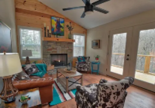 Charming 2-bedroom house with WiFi, AC nestled in the mountains of clayton