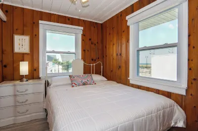 Cozy Beach Block Retreat w/ Free Parking & Balcony [1215-4] Hotels near Coin Castle