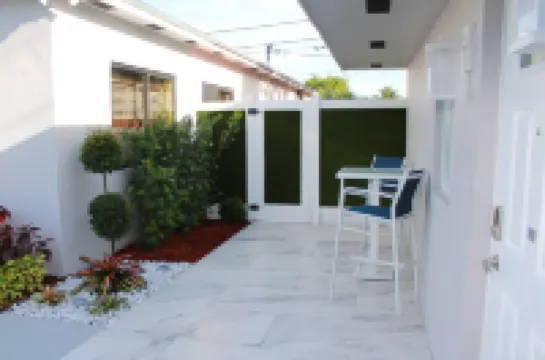 Enjoy this  stylish studio space. Walking distance from Hardrock Stadium 마이애미가든 호텔