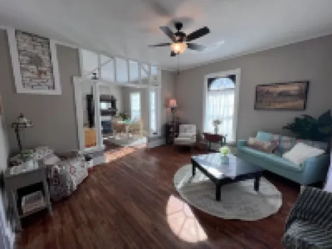 Charming 3-bedroom Craftsman house in delightful Willow Springs, MO