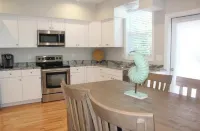 2 Bedroom Condo, Close to Town and the Beach