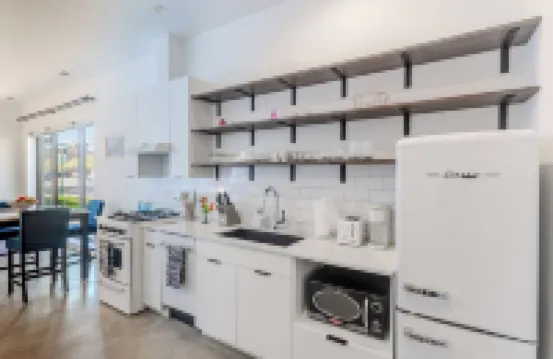 Modern Deluxe Studio Suite in lovely Oak Park!