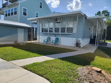 Adventurous Fish Tales- Deep Water Canal! Отели рядом с достопримечательностью «American Pro Diving Center-Swim With Manatees»