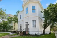 Charming 3-bedroom condo 700 ft from St. Charles Streetcar in Uptown New Orleans Hotels in 