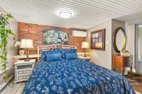 Private Romantic Lodgings Located in Wine Cellar Overlooking Canyon Lake