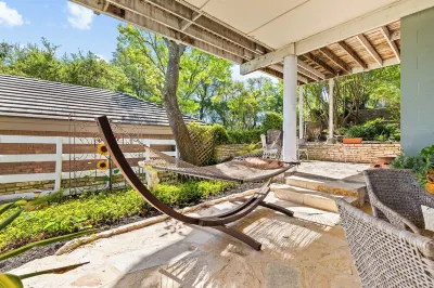 Private Romantic Lodgings Located in Wine Cellar Overlooking Canyon Lake