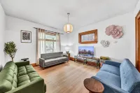 7bdrm, 3baths, 2 kitchens, mins to falls, Arcade, WiFi, AC, parking
