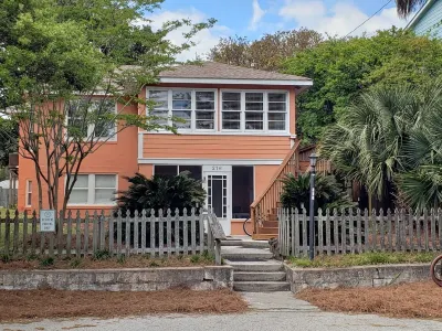 Cooper Flats-Upstairs - 2 Blocks to the Beach & to Downtown FB, Extraordinary! Hotels near Folly Beach