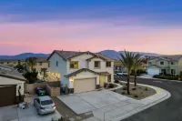 Palm Palace: 11 beds, sleeps 21, Waterslide & Golf Hotels in Coachella