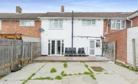 3-Bed Apt-15 Mins to Heathrow-Pet-Friendly-Parking Hotels near Islip Manor Park