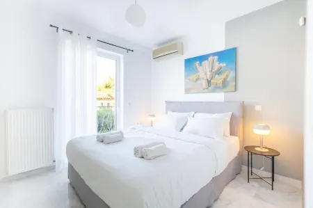 Elegant Coastal Haven Fully Renovated 3-Bedroom Apartment