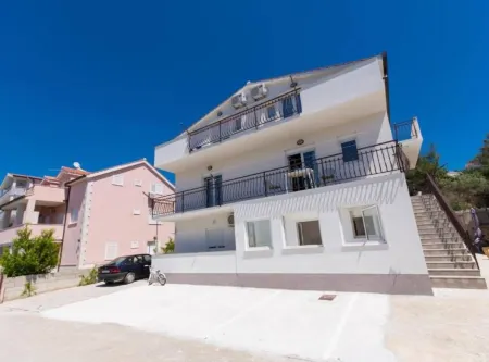 Seaside Okrug Gornji Apartment With Terrace and Patio Отели рядом с достопримечательностью «Church of St. Charles Borromeo»