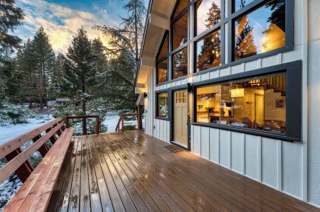 Peaceful Tahoe Retreat 5Mins to Lake Cozy Modern Cabin Отели в г. Carnelian Bay