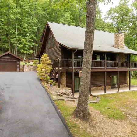 Wolf Den 4 Bedroom Cabin by Redawning