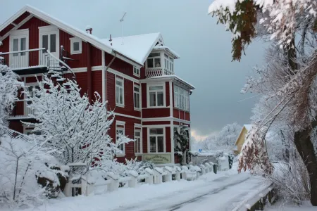 Strandflickornas Havshotell Lysekil Отели в г. Fiskebackskil