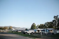 Nrma Lake Somerset Holiday Park - parking