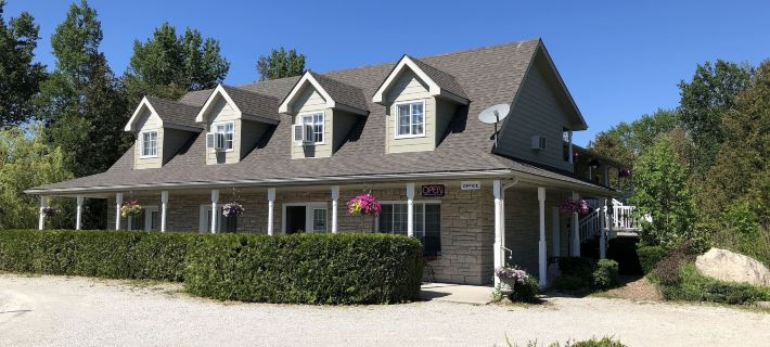 Adventure the Bruce Inn - Recently Renovated with Outdoor Hot Tub Hotels in Bruce County