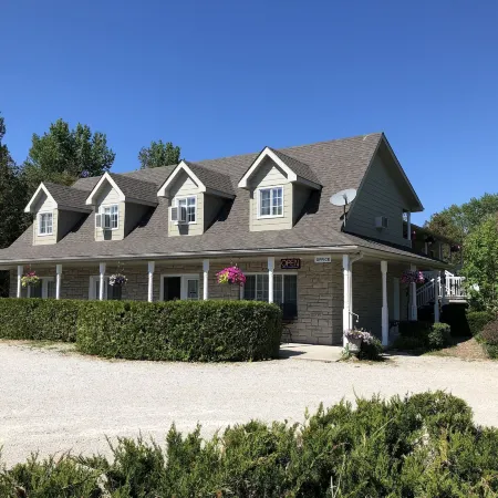 Adventure the Bruce Inn - Recently Renovated with Outdoor Hot Tub