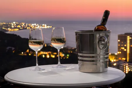 Rhodes Skyline Suite with Out Door Jacuzzi Sea View Отели рядом с достопримечательностью «Anthony Quinn Bay»