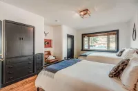 North House - Banff Mountain Home- the Real Rockies Experience โรงแรมในแบมฟ์