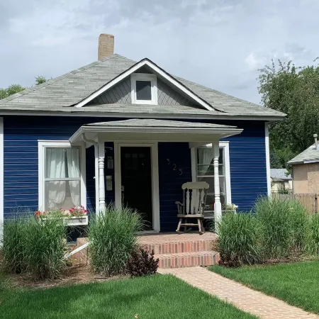 The Cottage! Chic Bungalow Near Old Town Square!