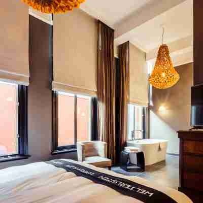 Post-Plaza Hotel & Grand Café Rooms